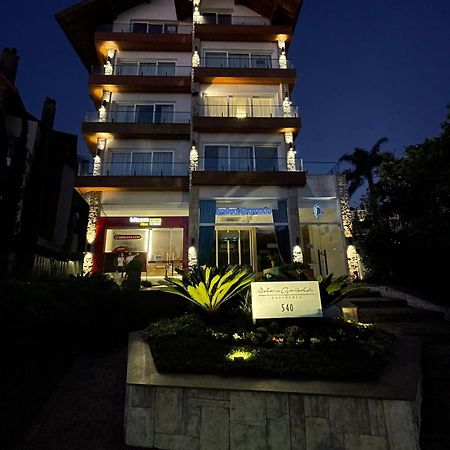 גראמדו Apartamento Espetacular, 2 Suites, A 30M Da Rua Coberta מראה חיצוני תמונה