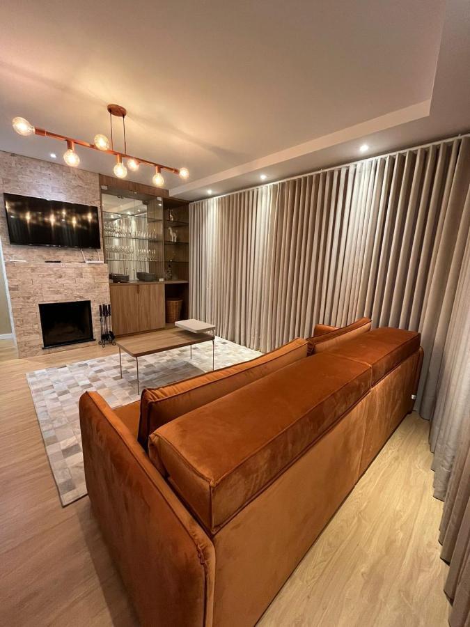 גראמדו Apartamento Espetacular, 2 Suites, A 30M Da Rua Coberta מראה חיצוני תמונה